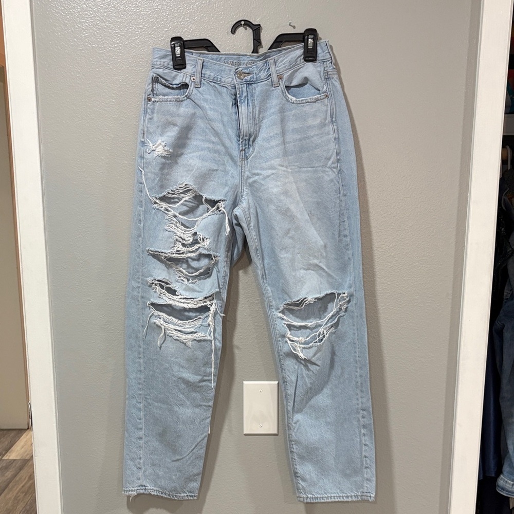 American Eagle Mom Straight Jeans – Light Wash Distressed